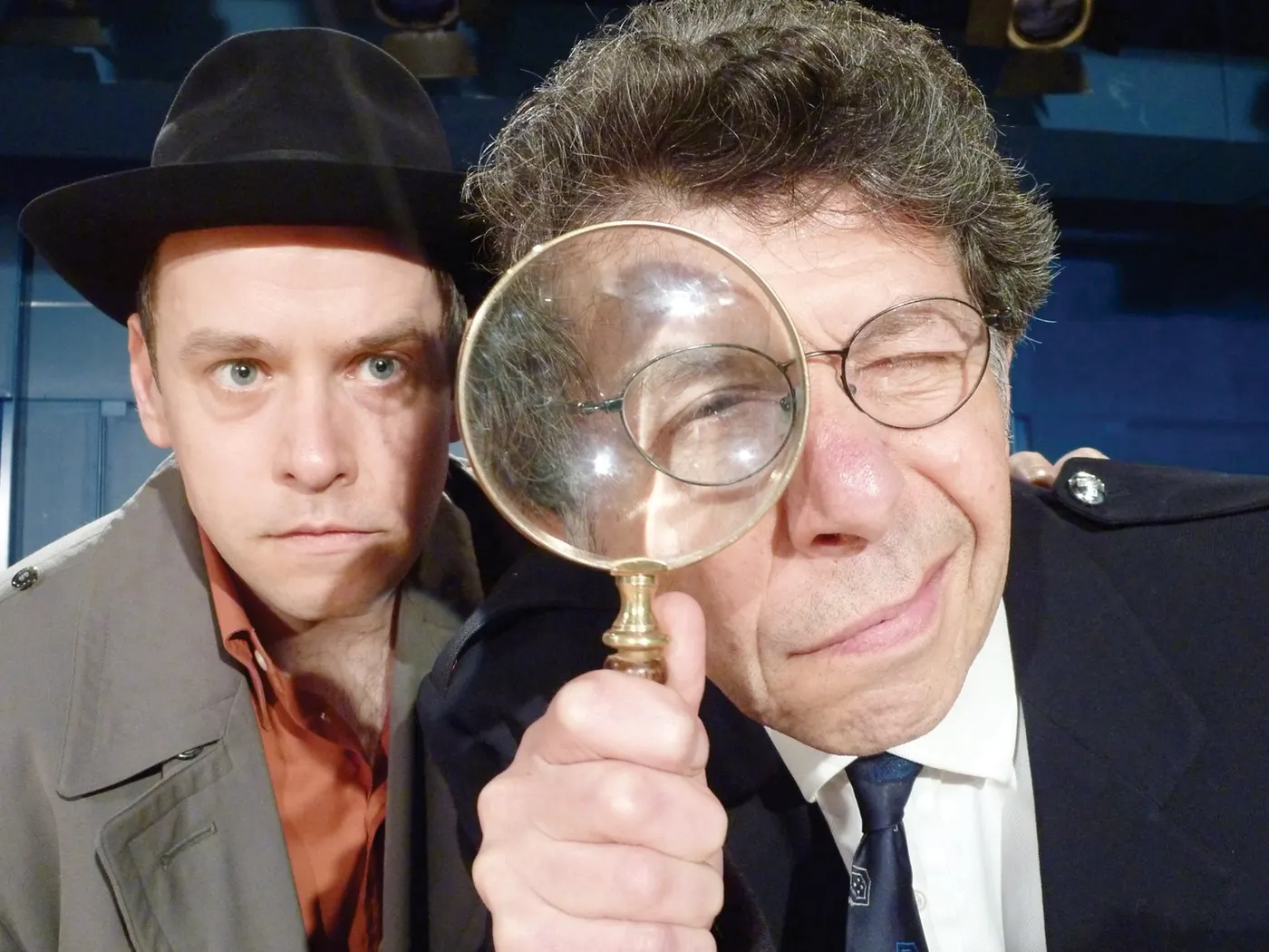 Deux comédiens du Cercle théâtral sur scène